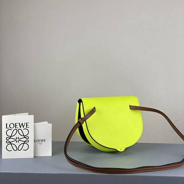 高仿包包批發LOEWE笑臉包Loewe heel由光滑的小牛皮，黑色的手繪邊緣blpj12538