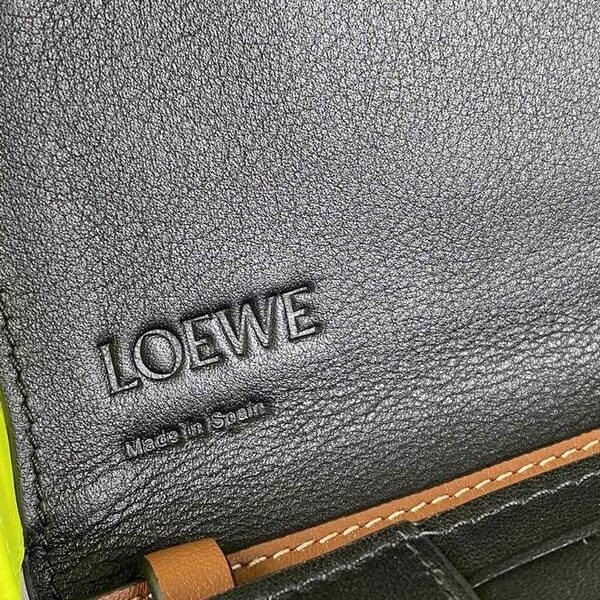 高仿包包批發LOEWE笑臉包Loewe heel由光滑的小牛皮，黑色的手繪邊緣blpj12538