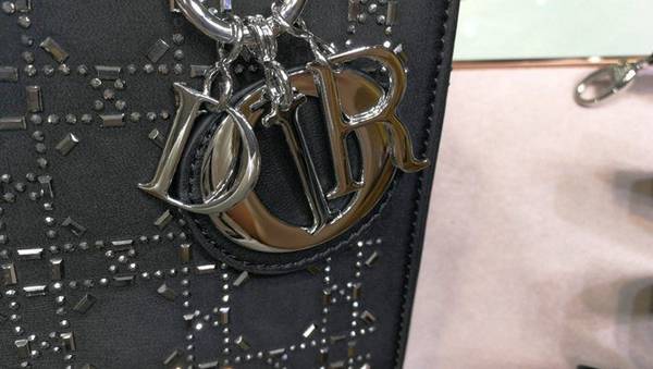 高仿包DIORLady Dior 五格絲綢燙鑽緞面鑲鑽戴妃包blpj12554 5 高仿包DIORLady Dior 五格絲綢燙鑽緞面鑲鑽戴妃包blpj12554