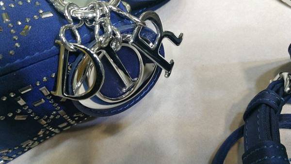 高仿包包批發DIORLady Dior 三格絲綢燙鑽緞面鑲鑽戴妃包blpj12557 5 高仿包包批發DIORLady Dior 三格絲綢燙鑽緞面鑲鑽戴妃包blpj12557