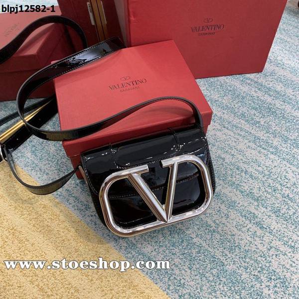 高仿名牌包Valentino漆皮白鋼扣金扣風琴包Valentino Garavani MAXI 2020款金屬LOGO小牛皮斜挎包blpj12582