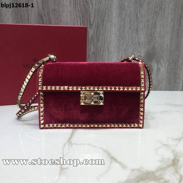 高仿A貨Valentino天鵝絨Valentino Garavani Rockstud No Limit全新十字包邊鎖斜挎包blpj12618