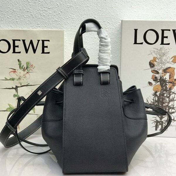 高仿包LOEWE春夏新品吊床包 Hammock bag 獨特拉繩式開口替代經典拉鏈設計 肩背，手提，斜挎採用一級牛皮blpj12667