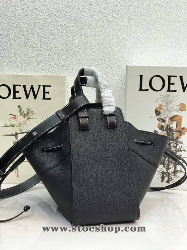 高仿包LOEWE春夏新品吊床包 Hammock bag 獨特拉繩式開口替代經典拉鏈設計 肩背,手提,斜挎採用一級牛皮blpj12667 2 高仿包LOEWE春夏新品吊床包 Hammock bag 獨特拉繩式開口替代經典拉鏈設計 肩背,手提,斜挎採用一級牛皮blpj12667