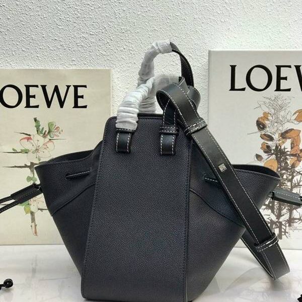 高仿包LOEWE春夏新品吊床包 Hammock bag 獨特拉繩式開口替代經典拉鏈設計 肩背,手提,斜挎採用一級牛皮blpj12667 10 高仿包LOEWE春夏新品吊床包 Hammock bag 獨特拉繩式開口替代經典拉鏈設計 肩背,手提,斜挎採用一級牛皮blpj12667