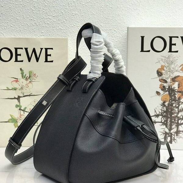 高仿包LOEWE春夏新品吊床包 Hammock bag 獨特拉繩式開口替代經典拉鏈設計 肩背,手提,斜挎採用一級牛皮blpj12667 11 高仿包LOEWE春夏新品吊床包 Hammock bag 獨特拉繩式開口替代經典拉鏈設計 肩背,手提,斜挎採用一級牛皮blpj12667