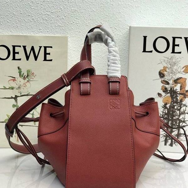 高仿包LOEWE春夏新品吊床包 Hammock bag 獨特拉繩式開口替代經典拉鏈設計 肩背，手提，斜挎採用一級牛皮blpj12668