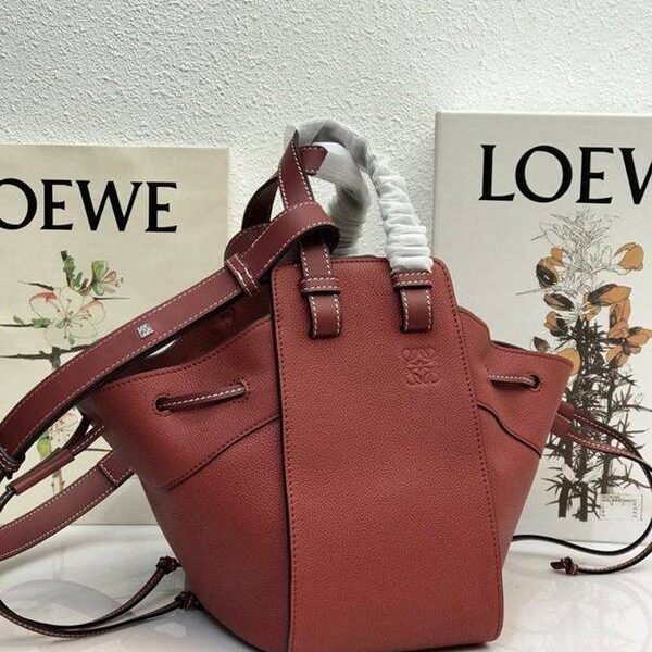 高仿包LOEWE春夏新品吊床包 Hammock bag 獨特拉繩式開口替代經典拉鏈設計 肩背，手提，斜挎採用一級牛皮blpj12668