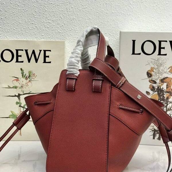 高仿包LOEWE春夏新品吊床包 Hammock bag 獨特拉繩式開口替代經典拉鏈設計 肩背，手提，斜挎採用一級牛皮blpj12668