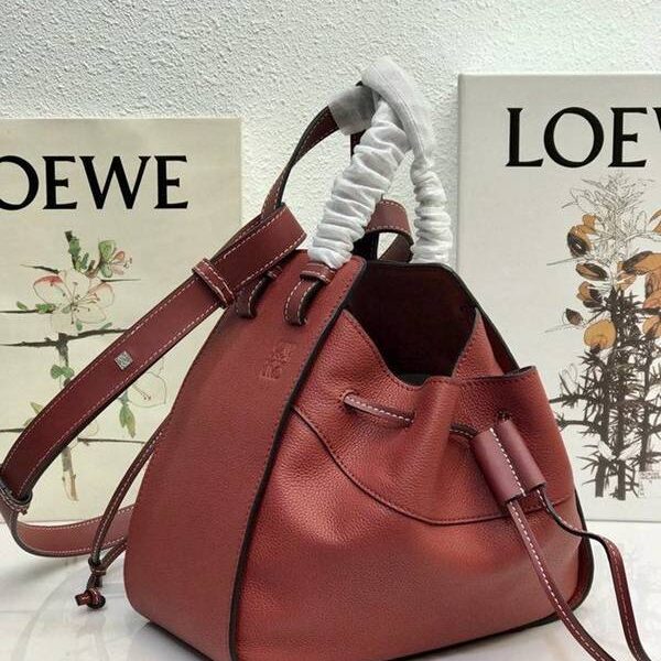 高仿包LOEWE春夏新品吊床包 Hammock bag 獨特拉繩式開口替代經典拉鏈設計 肩背，手提，斜挎採用一級牛皮blpj12668