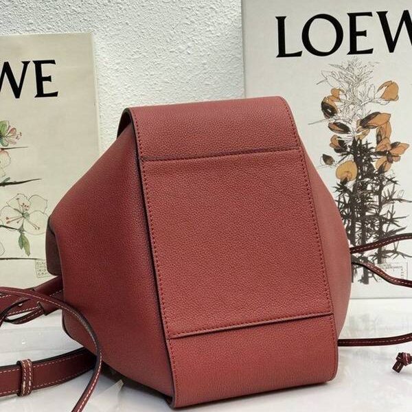 高仿包LOEWE春夏新品吊床包 Hammock bag 獨特拉繩式開口替代經典拉鏈設計 肩背，手提，斜挎採用一級牛皮blpj12668