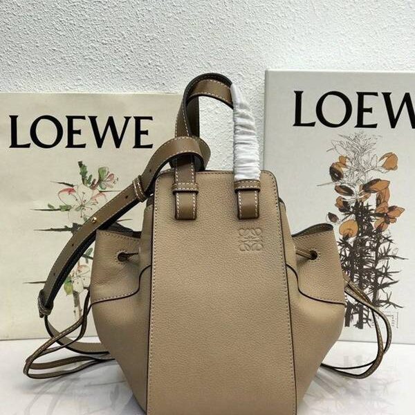 高仿精品推薦LOEWE春夏新品吊床包 Hammock bag 獨特拉繩式開口替代經典拉鏈設計 肩背，手提，斜挎採用一級牛皮blpj12669