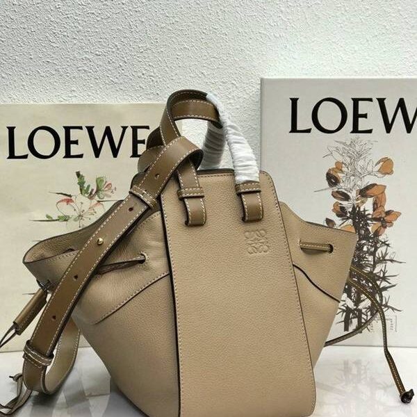 高仿精品推薦LOEWE春夏新品吊床包 Hammock bag 獨特拉繩式開口替代經典拉鏈設計 肩背，手提，斜挎採用一級牛皮blpj12669