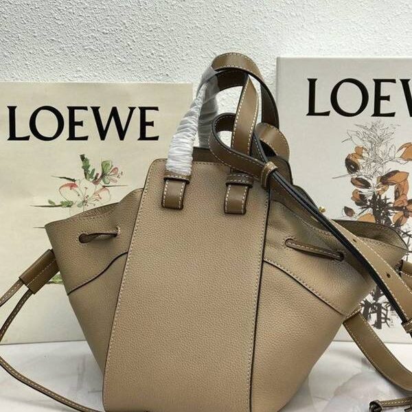 高仿精品推薦LOEWE春夏新品吊床包 Hammock bag 獨特拉繩式開口替代經典拉鏈設計 肩背，手提，斜挎採用一級牛皮blpj12669