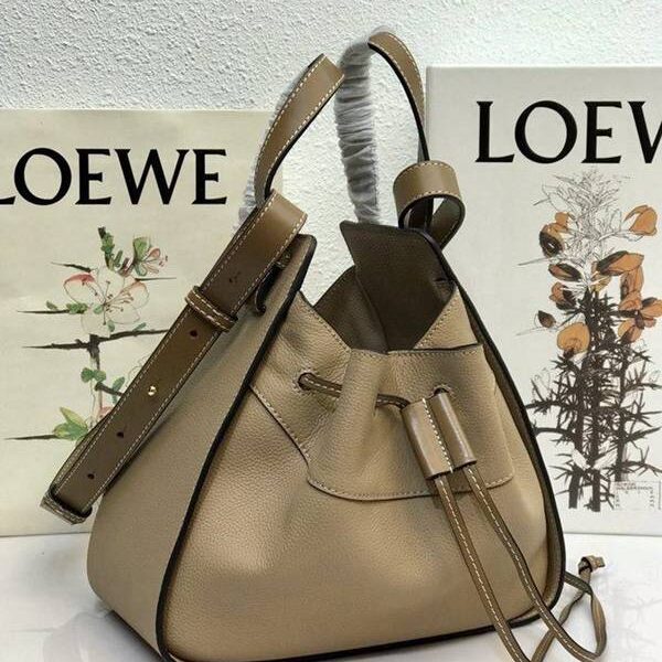 高仿精品推薦LOEWE春夏新品吊床包 Hammock bag 獨特拉繩式開口替代經典拉鏈設計 肩背，手提，斜挎採用一級牛皮blpj12669