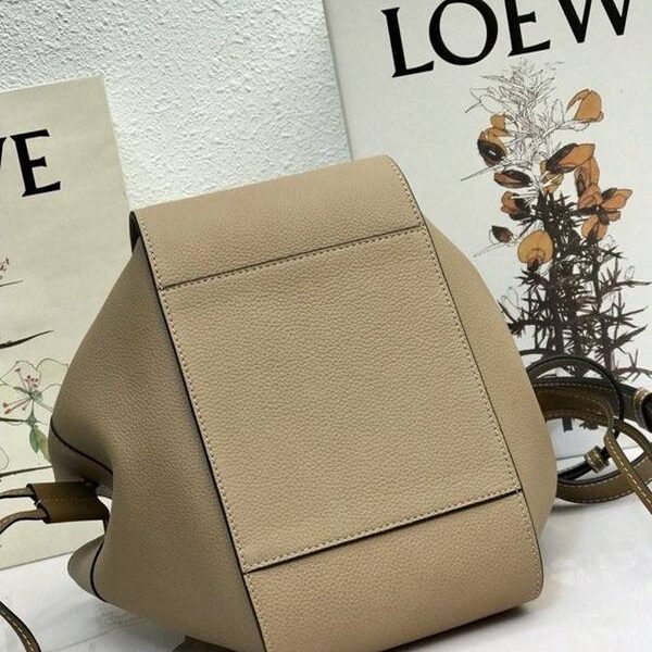 高仿精品推薦LOEWE春夏新品吊床包 Hammock bag 獨特拉繩式開口替代經典拉鏈設計 肩背，手提，斜挎採用一級牛皮blpj12669
