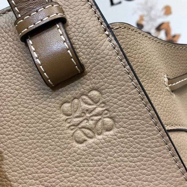 高仿精品推薦LOEWE春夏新品吊床包 Hammock bag 獨特拉繩式開口替代經典拉鏈設計 肩背，手提，斜挎採用一級牛皮blpj12669