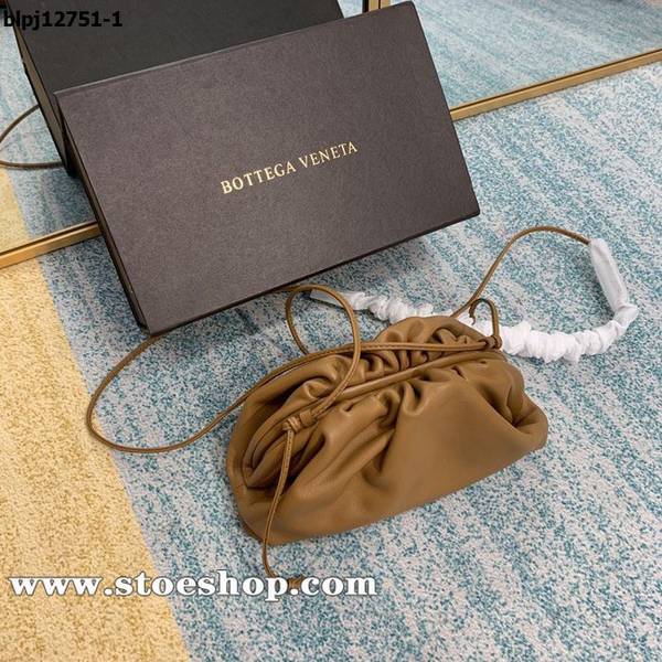 a貨BOTTEGA VENETABottega Veneta餃子包 雲朵包blpj12751