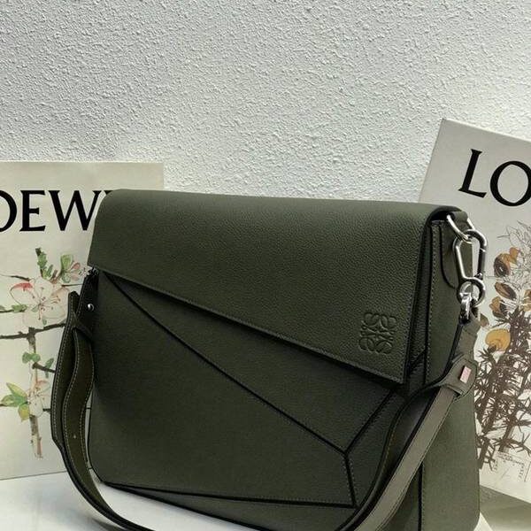 高仿LOEWE羅意威專櫃新款 Puzzle 男款系列軍綠立方體造型進口西班牙小牛皮blpj12881 9 高仿LOEWE羅意威專櫃新款 Puzzle 男款系列軍綠立方體造型進口西班牙小牛皮blpj12881