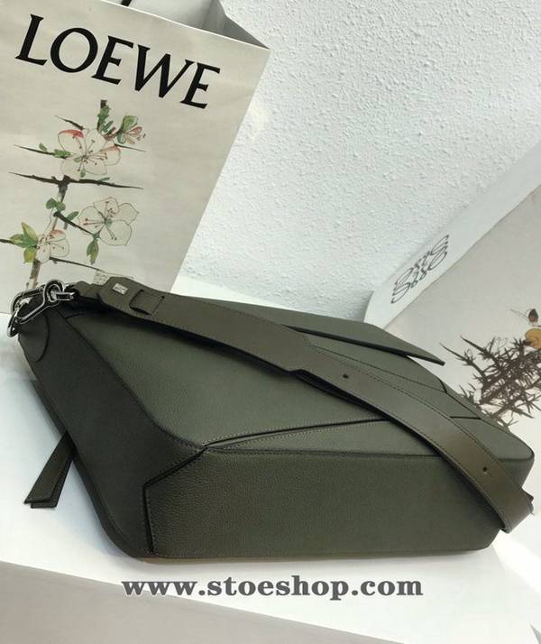 高仿LOEWE羅意威專櫃新款 Puzzle 男款系列軍綠立方體造型進口西班牙小牛皮blpj12881 4 高仿LOEWE羅意威專櫃新款 Puzzle 男款系列軍綠立方體造型進口西班牙小牛皮blpj12881