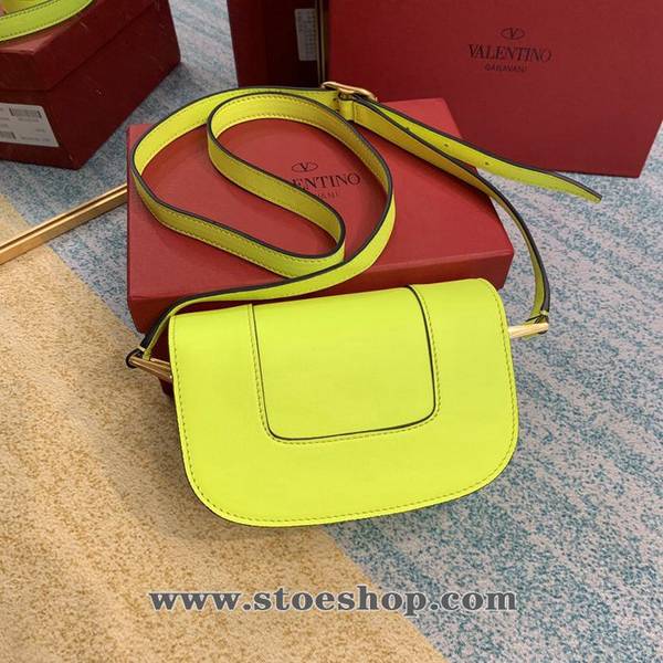 高仿包包批發Valentino螢光黃金扣風琴包Valentino Garavani MAXI 2020款金屬LOGO小牛皮斜挎包blpj12891 2 高仿包包批發Valentino螢光黃金扣風琴包Valentino Garavani MAXI 2020款金屬LOGO小牛皮斜挎包blpj12891