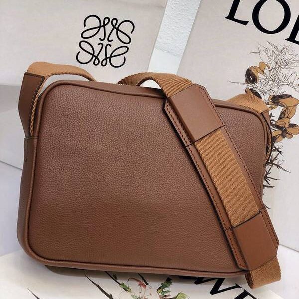高仿精品推薦LOEWE新款XS郵差包military messenger經信典使包枝荔紋小牛皮blpj12940