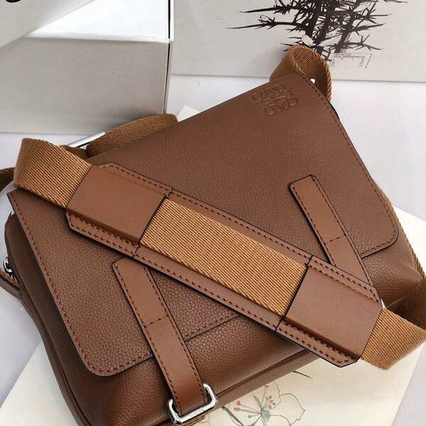 高仿精品推薦LOEWE新款XS郵差包military messenger經信典使包枝荔紋小牛皮blpj12940