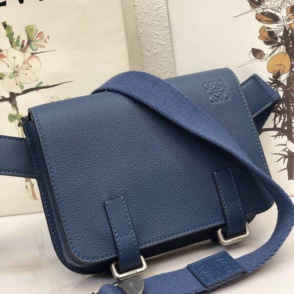 A貨之家LOEWEMilitary Bumbag  Loewe 最新男仕腰包粒面牛皮blpj12944