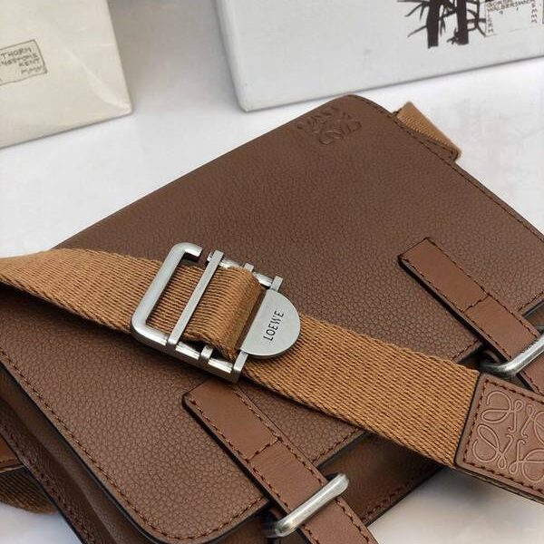 高仿網台灣LOEWEMilitary Bumbag Loewe 最新男仕腰包粒面牛皮blpj12946
