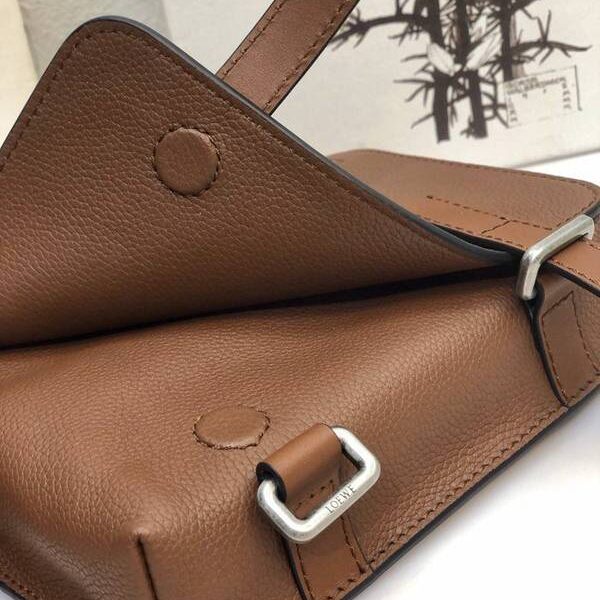 高仿網台灣LOEWEMilitary Bumbag Loewe 最新男仕腰包粒面牛皮blpj12946