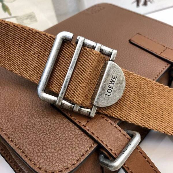 高仿網台灣LOEWEMilitary Bumbag Loewe 最新男仕腰包粒面牛皮blpj12946