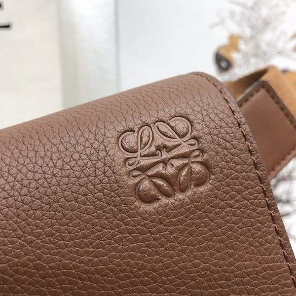 高仿網台灣LOEWEMilitary Bumbag Loewe 最新男仕腰包粒面牛皮blpj12946