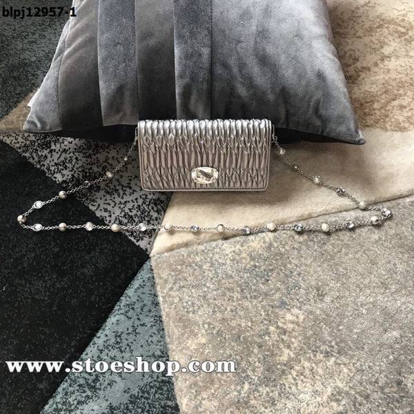 高仿A貨miumiu銀灰5DH044 Matelasse珠光小羊皮blpj12957