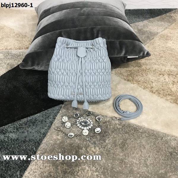 高仿奢侈品miumiu霧霾藍5BE050 新款水晶鏈桶包頂級進口Matelasse小羊皮blpj12960