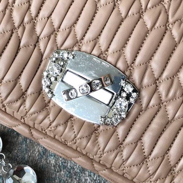名牌高仿miumiu5BD233鑽石鏈條包小提花皺褶凸紋壓花Cloquet層疊珠光羊皮blpj12971 5 名牌高仿miumiu5BD233鑽石鏈條包小提花皺褶凸紋壓花Cloquet層疊珠光羊皮blpj12971