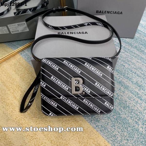 頂級1：1balenciaga塗鴉Balenciaga 冬季2020款包袋搭配埃菲爾鐵塔戒指和蓬蓬裙blpj12983