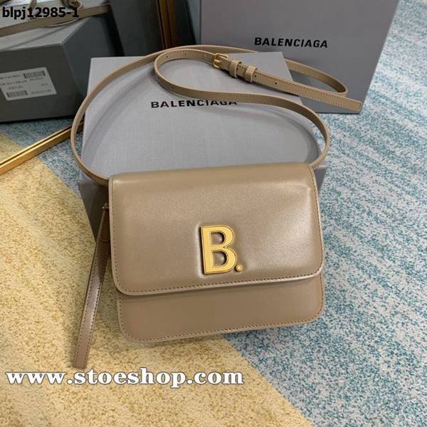 竭誠精品balenciaga塗鴉Balenciaga 冬季2020款包袋搭配埃菲爾鐵塔戒指和蓬蓬裙blpj12985