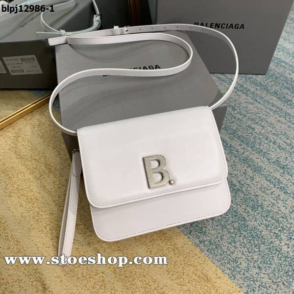 頂級高仿balenciaga塗鴉Balenciaga 冬季2020款包袋搭配埃菲爾鐵塔戒指和蓬蓬裙blpj12986