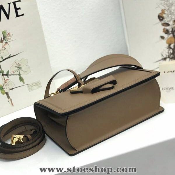 頂級1:1celine卡其 羅家 Barcelona 三角包 進口box紋小牛皮blpj13023 7 頂級1:1celine卡其 羅家 Barcelona 三角包 進口box紋小牛皮blpj13023