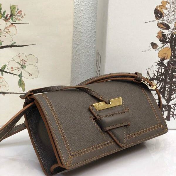 奢侈品LOEWEBarcelona bag 黛啡柔軟珠地小牛皮搭配經典撞色小牛皮blpj13029