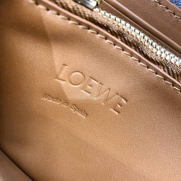 奢侈品LOEWEBarcelona bag 黛啡柔軟珠地小牛皮搭配經典撞色小牛皮blpj13029