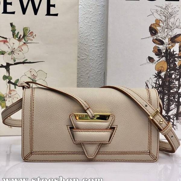 頂級高仿LOEWEBarcelona bag 砂白柔軟珠地小牛皮搭配經典撞色小牛皮blpj13031