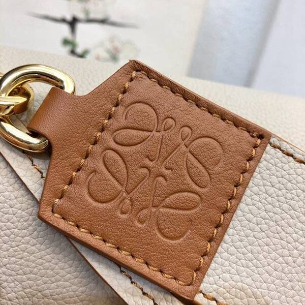 高仿名牌包LOEWEBarcelona bag 砂白柔軟珠地小牛皮搭配經典撞色小牛皮blpj13034 10 高仿名牌包LOEWEBarcelona bag 砂白柔軟珠地小牛皮搭配經典撞色小牛皮blpj13034