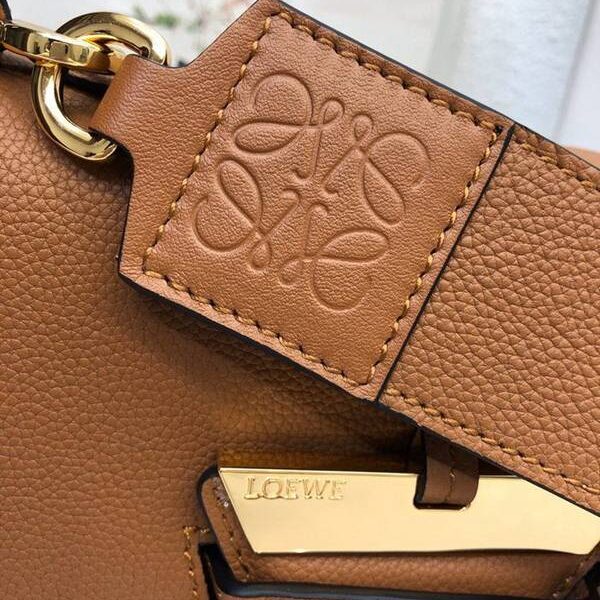 高仿包LOEWEBarcelona bag棕色柔軟珠地小牛皮搭配經典撞色小牛皮blpj13037 12 高仿包LOEWEBarcelona bag棕色柔軟珠地小牛皮搭配經典撞色小牛皮blpj13037