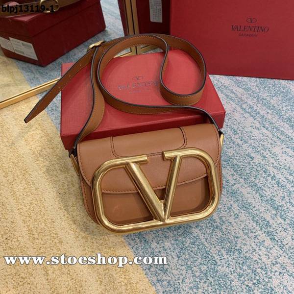 高仿包Valentino風琴包Valentino Garavani MAXI 2020款金屬LOGO小牛皮斜挎包blpj13119 1 高仿包Valentino風琴包Valentino Garavani MAXI 2020款金屬LOGO小牛皮斜挎包blpj13119
