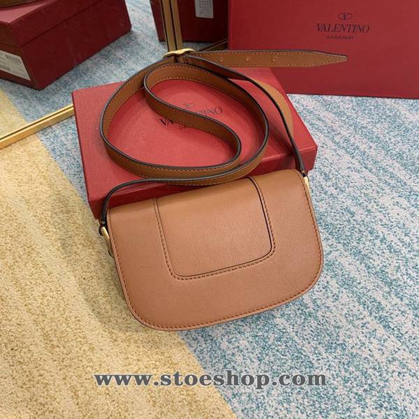高仿包Valentino風琴包Valentino Garavani MAXI 2020款金屬LOGO小牛皮斜挎包blpj13119 2 高仿包Valentino風琴包Valentino Garavani MAXI 2020款金屬LOGO小牛皮斜挎包blpj13119