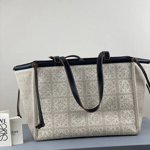 高仿精品LOEWE提花白色布包cushion tote bag臺灣進口帆布搭配進口小牛皮blpj13175 10 高仿精品LOEWE提花白色布包cushion tote bag臺灣進口帆布搭配進口小牛皮blpj13175