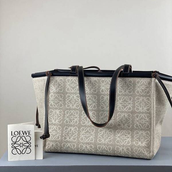 高仿精品LOEWE提花白色布包cushion tote bag臺灣進口帆布搭配進口小牛皮blpj13175 12 高仿精品LOEWE提花白色布包cushion tote bag臺灣進口帆布搭配進口小牛皮blpj13175