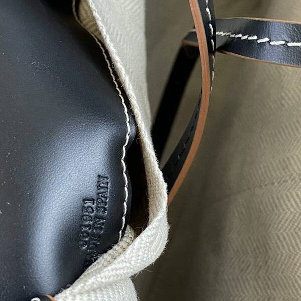 高仿精品LOEWE提花白色布包cushion tote bag臺灣進口帆布搭配進口小牛皮blpj13175 17 高仿精品LOEWE提花白色布包cushion tote bag臺灣進口帆布搭配進口小牛皮blpj13175
