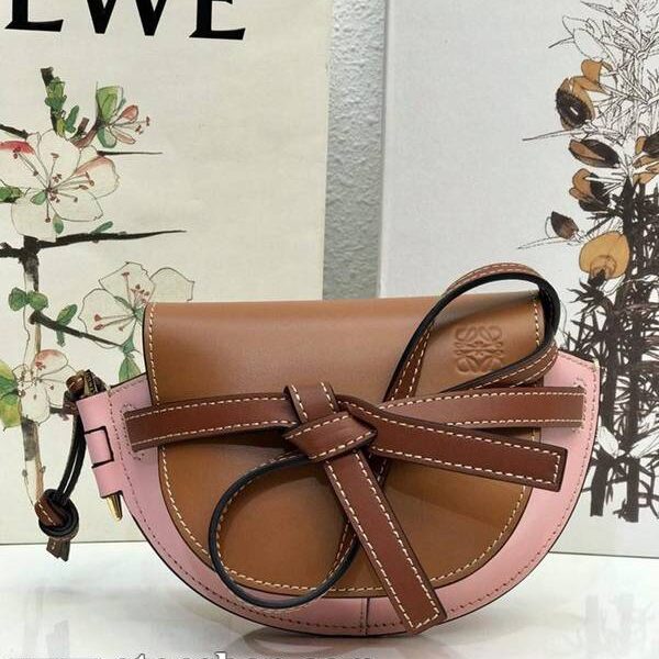 原版A貨LOEWEmini 平紋棕粉羅意威專櫃最新款迷你馬鞍包採用頂級進口小牛皮blpj13177